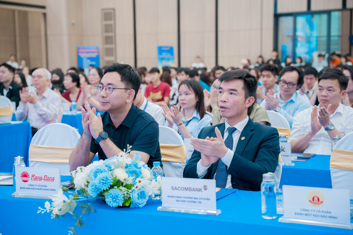 FESTIVAL TUYỂN DỤNG EAUT 2026: CẦU NỐI VỮNG CHẮC GIỮA NHÀ TRƯỜNG VÀ DOANH NGHIỆP, MỞ RA HÀNG TRĂM CƠ HỘI VIỆC LÀM CHO SINH VIÊN 32 A7R00222