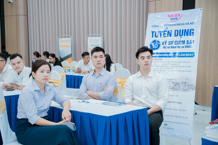 FESTIVAL TUYỂN DỤNG EAUT 2026: CẦU NỐI VỮNG CHẮC GIỮA NHÀ TRƯỜNG VÀ DOANH NGHIỆP, MỞ RA HÀNG TRĂM CƠ HỘI VIỆC LÀM CHO SINH VIÊN 33 A7R00226