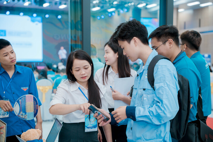 FESTIVAL TUYỂN DỤNG EAUT 2026: CẦU NỐI VỮNG CHẮC GIỮA NHÀ TRƯỜNG VÀ DOANH NGHIỆP, MỞ RA HÀNG TRĂM CƠ HỘI VIỆC LÀM CHO SINH VIÊN 35 A7R00299