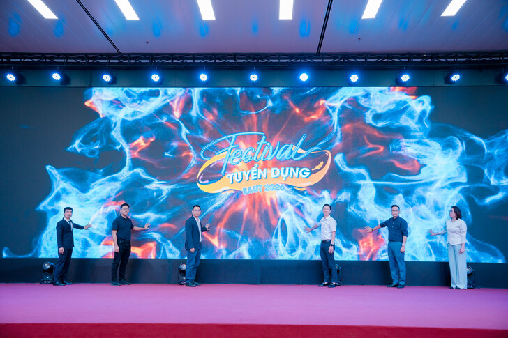 FESTIVAL TUYỂN DỤNG EAUT 2026: CẦU NỐI VỮNG CHẮC GIỮA NHÀ TRƯỜNG VÀ DOANH NGHIỆP, MỞ RA HÀNG TRĂM CƠ HỘI VIỆC LÀM CHO SINH VIÊN 36 A7R00311