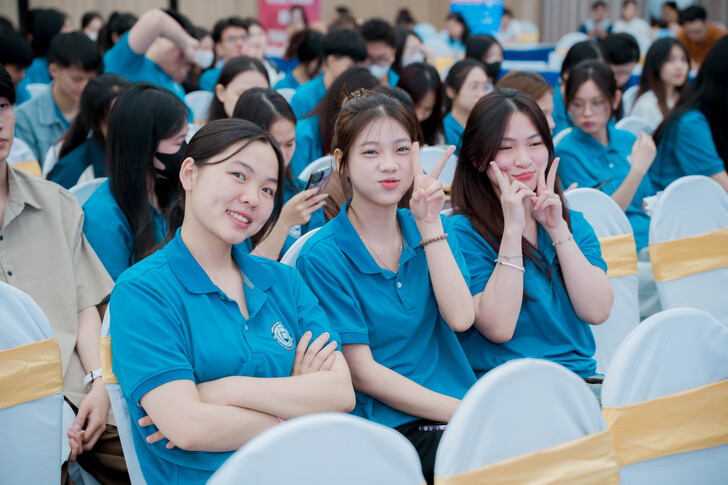 FESTIVAL TUYỂN DỤNG EAUT 2026: CẦU NỐI VỮNG CHẮC GIỮA NHÀ TRƯỜNG VÀ DOANH NGHIỆP, MỞ RA HÀNG TRĂM CƠ HỘI VIỆC LÀM CHO SINH VIÊN 37 A7R00320