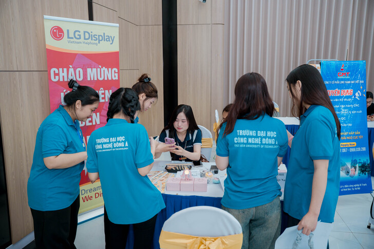 FESTIVAL TUYỂN DỤNG EAUT 2026: CẦU NỐI VỮNG CHẮC GIỮA NHÀ TRƯỜNG VÀ DOANH NGHIỆP, MỞ RA HÀNG TRĂM CƠ HỘI VIỆC LÀM CHO SINH VIÊN 38 A7R00410