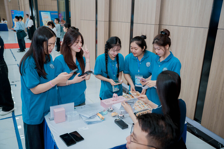 FESTIVAL TUYỂN DỤNG EAUT 2026: CẦU NỐI VỮNG CHẮC GIỮA NHÀ TRƯỜNG VÀ DOANH NGHIỆP, MỞ RA HÀNG TRĂM CƠ HỘI VIỆC LÀM CHO SINH VIÊN 39 A7R00411