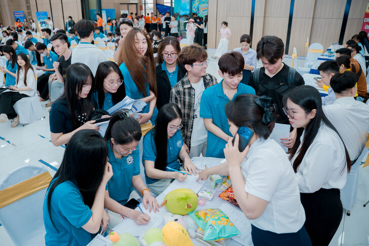 FESTIVAL TUYỂN DỤNG EAUT 2026: CẦU NỐI VỮNG CHẮC GIỮA NHÀ TRƯỜNG VÀ DOANH NGHIỆP, MỞ RA HÀNG TRĂM CƠ HỘI VIỆC LÀM CHO SINH VIÊN 41 A7R00438