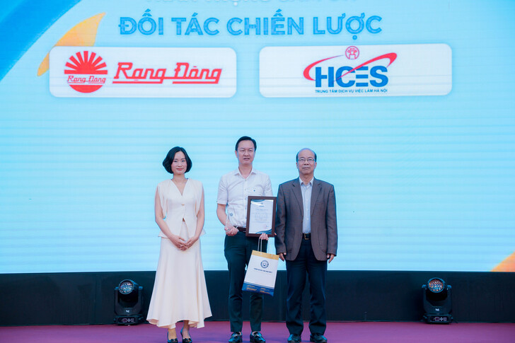 FESTIVAL TUYỂN DỤNG EAUT 2026: CẦU NỐI VỮNG CHẮC GIỮA NHÀ TRƯỜNG VÀ DOANH NGHIỆP, MỞ RA HÀNG TRĂM CƠ HỘI VIỆC LÀM CHO SINH VIÊN 6 A7R00467