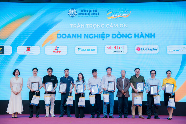 FESTIVAL TUYỂN DỤNG EAUT 2026: CẦU NỐI VỮNG CHẮC GIỮA NHÀ TRƯỜNG VÀ DOANH NGHIỆP, MỞ RA HÀNG TRĂM CƠ HỘI VIỆC LÀM CHO SINH VIÊN 43 A7R00485 1