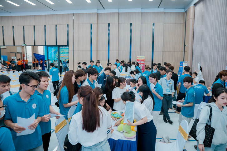 FESTIVAL TUYỂN DỤNG EAUT 2026: CẦU NỐI VỮNG CHẮC GIỮA NHÀ TRƯỜNG VÀ DOANH NGHIỆP, MỞ RA HÀNG TRĂM CƠ HỘI VIỆC LÀM CHO SINH VIÊN 44 A7R00487