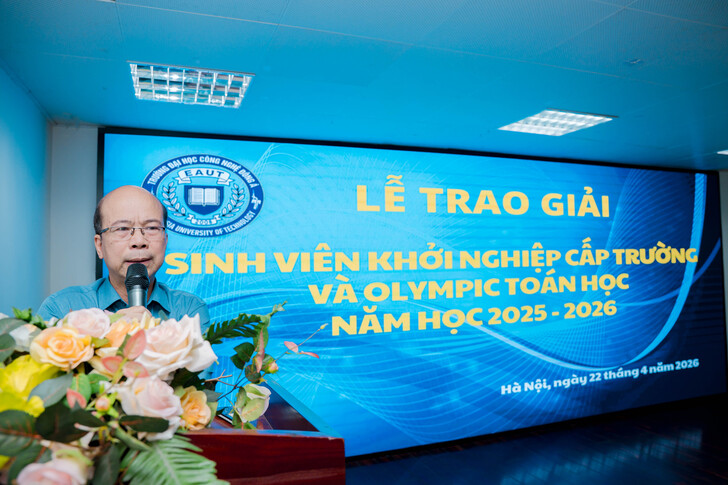 khen-thuong-sinh-vien-co-thanh-tich-trong-ky-thi-olympic-toan-hoc-va-sinh-vien-voi-y-tuong-khoi-nghiep
