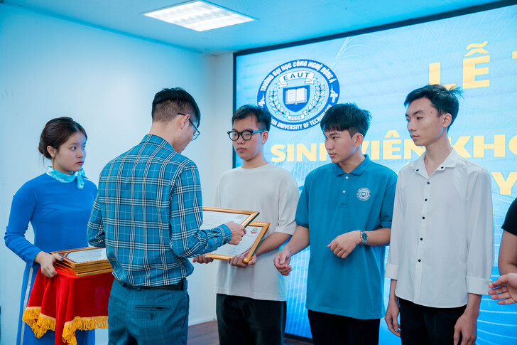 khen-thuong-sinh-vien-co-thanh-tich-trong-ky-thi-olympic-toan-hoc-va-sinh-vien-voi-y-tuong-khoi-nghiep