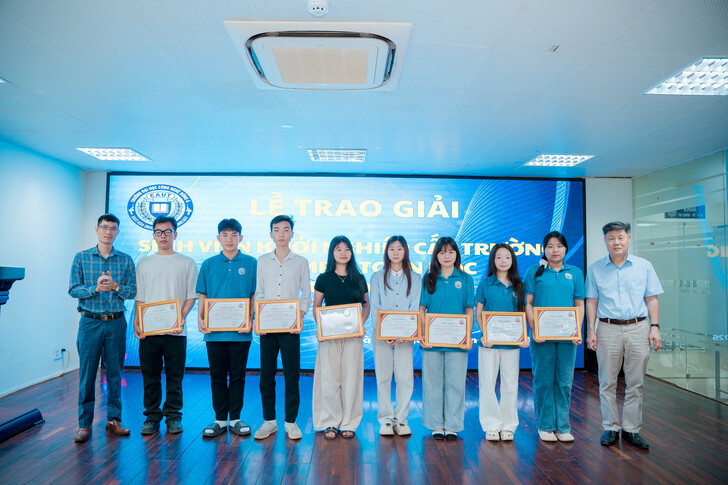 khen-thuong-sinh-vien-co-thanh-tich-trong-ky-thi-olympic-toan-hoc-va-sinh-vien-voi-y-tuong-khoi-nghiep