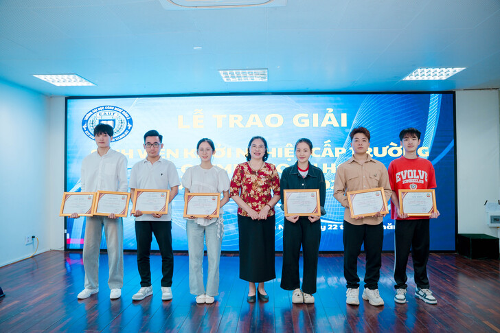 khen-thuong-sinh-vien-co-thanh-tich-trong-ky-thi-olympic-toan-hoc-va-sinh-vien-voi-y-tuong-khoi-nghiep