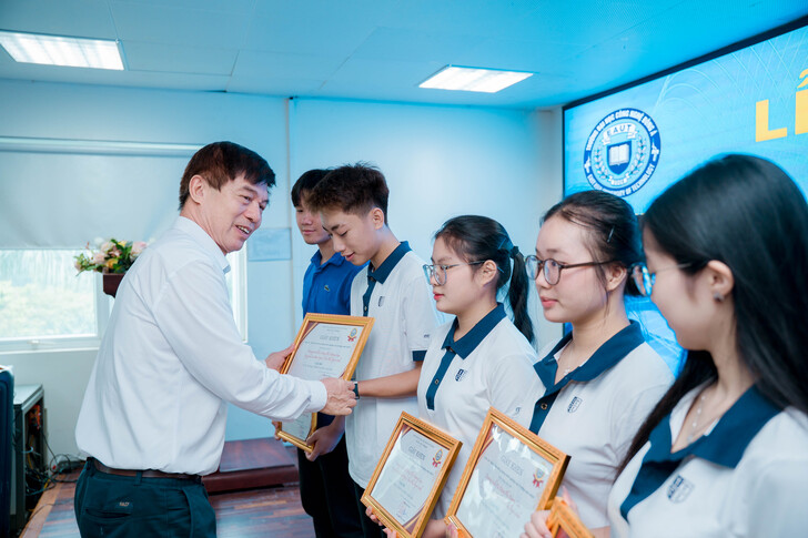khen-thuong-sinh-vien-co-thanh-tich-trong-ky-thi-olympic-toan-hoc-va-sinh-vien-voi-y-tuong-khoi-nghiep