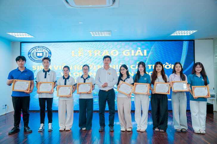 khen-thuong-sinh-vien-co-thanh-tich-trong-ky-thi-olympic-toan-hoc-va-sinh-vien-voi-y-tuong-khoi-nghiep