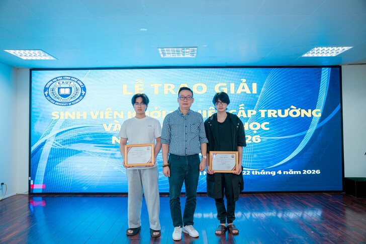 khen-thuong-sinh-vien-co-thanh-tich-trong-ky-thi-olympic-toan-hoc-va-sinh-vien-voi-y-tuong-khoi-nghiep