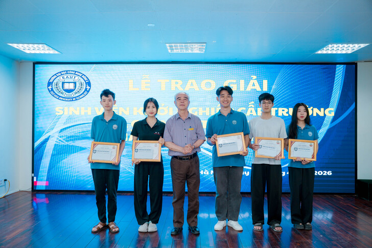 khen-thuong-sinh-vien-co-thanh-tich-trong-ky-thi-olympic-toan-hoc-va-sinh-vien-voi-y-tuong-khoi-nghiep