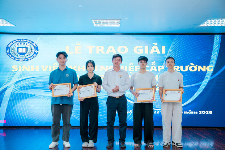 khen-thuong-sinh-vien-co-thanh-tich-trong-ky-thi-olympic-toan-hoc-va-sinh-vien-voi-y-tuong-khoi-nghiep