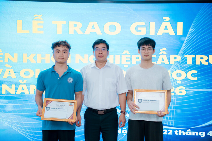 khen-thuong-sinh-vien-co-thanh-tich-trong-ky-thi-olympic-toan-hoc-va-sinh-vien-voi-y-tuong-khoi-nghiep