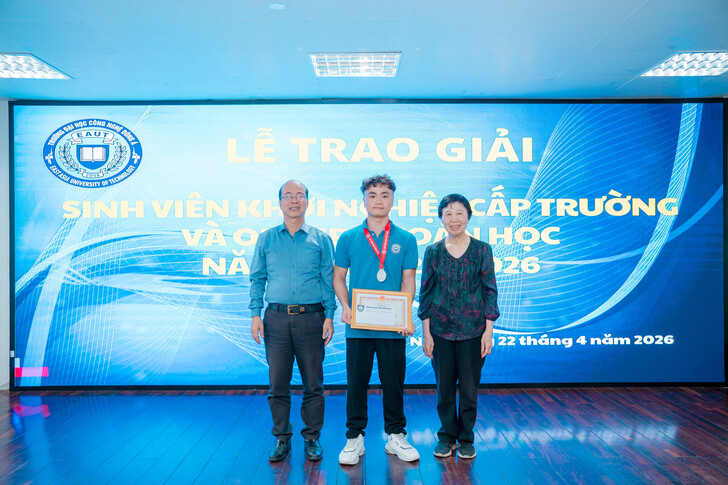 khen-thuong-sinh-vien-co-thanh-tich-trong-ky-thi-olympic-toan-hoc-va-sinh-vien-voi-y-tuong-khoi-nghiep