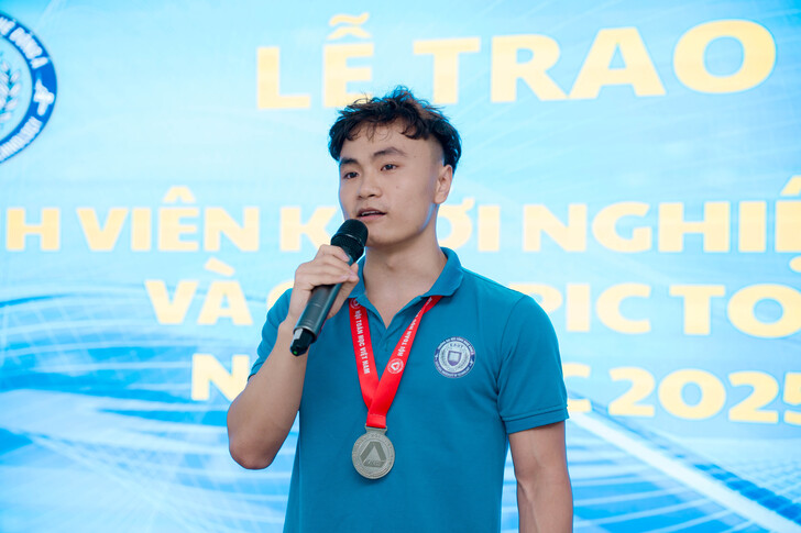 khen-thuong-sinh-vien-co-thanh-tich-trong-ky-thi-olympic-toan-hoc-va-sinh-vien-voi-y-tuong-khoi-nghiep