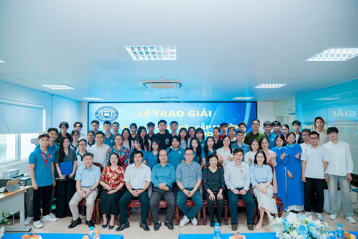 khen-thuong-sinh-vien-co-thanh-tich-trong-ky-thi-olympic-toan-hoc-va-sinh-vien-voi-y-tuong-khoi-nghiep