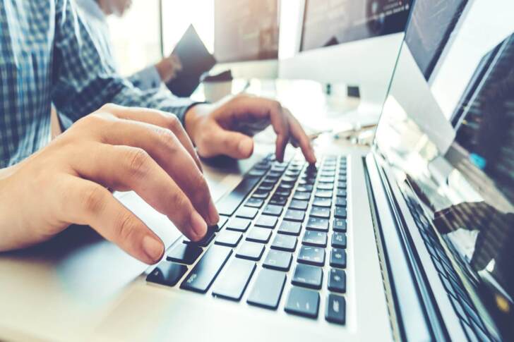 Ngành Công nghệ thông tin là gì? Học gì, làm gì, lương bao nhiêu? Có nên học tại EAUT? 