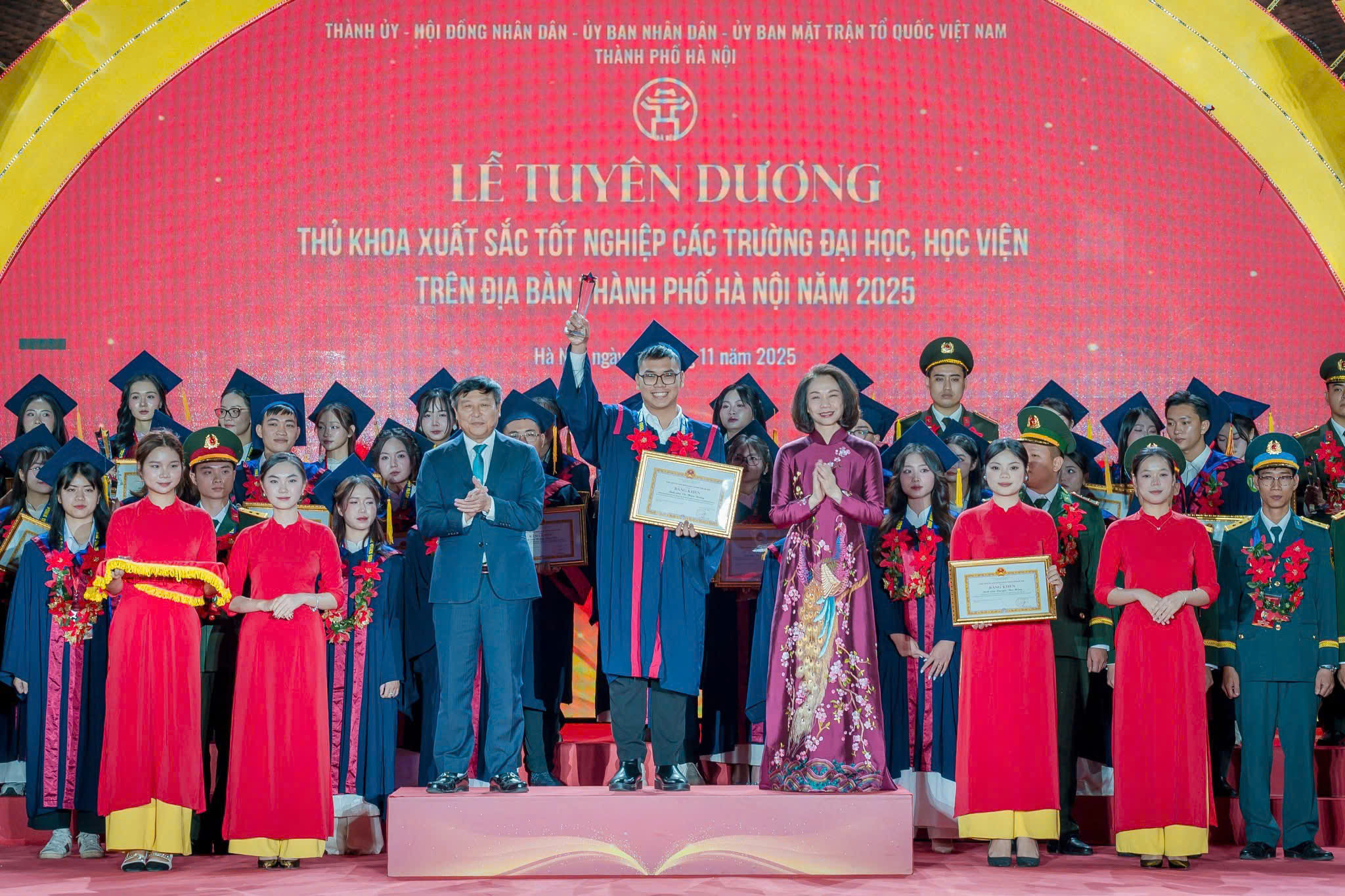 Do-Thien-Duong-thu-khoa-tot-nghiep-xuat-sac-duoc-vinh-danh