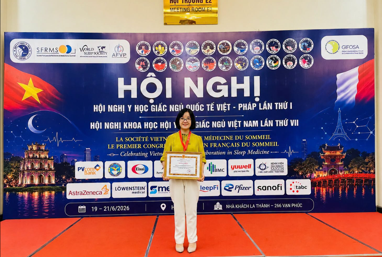 [EAUT] TRƯỞNG KHOA ĐIỀU DƯỠNG VINH DỰ NHẬN BẰNG KHEN CỦA TỔNG HỘI Y HỌC VIỆT NAM
