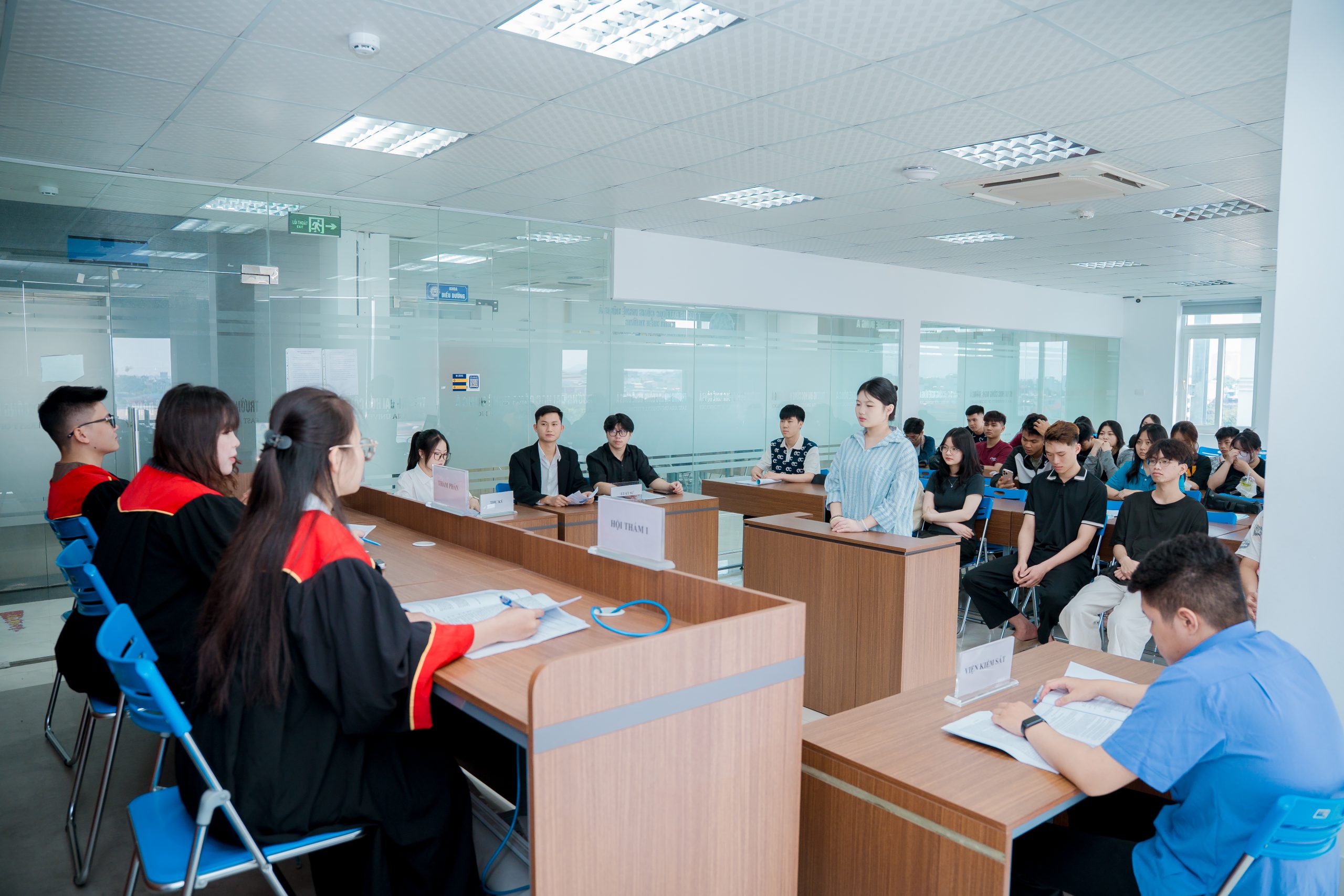 Vì Sao Ngành Luật Vẫn Là Một Trong Những Ngành Được Nhiều Thí Sinh Lựa Chọn?