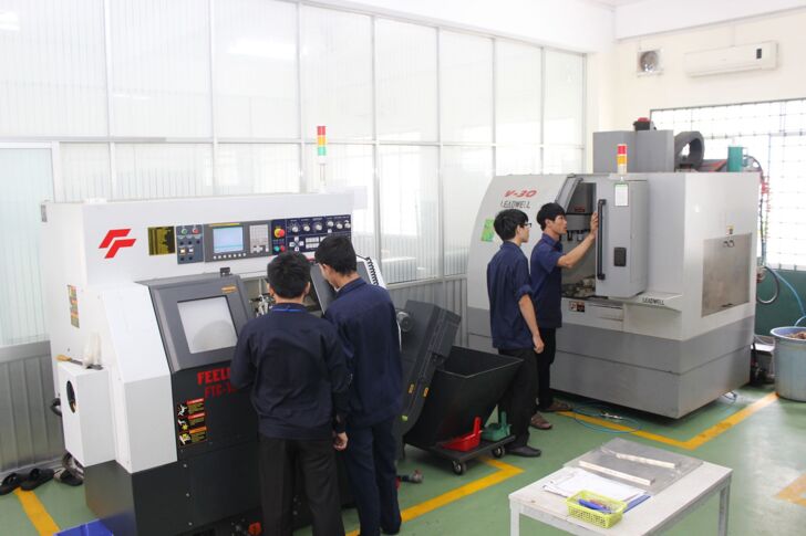 What career opportunities does a Manufacturing Engineering Technology degree offer?