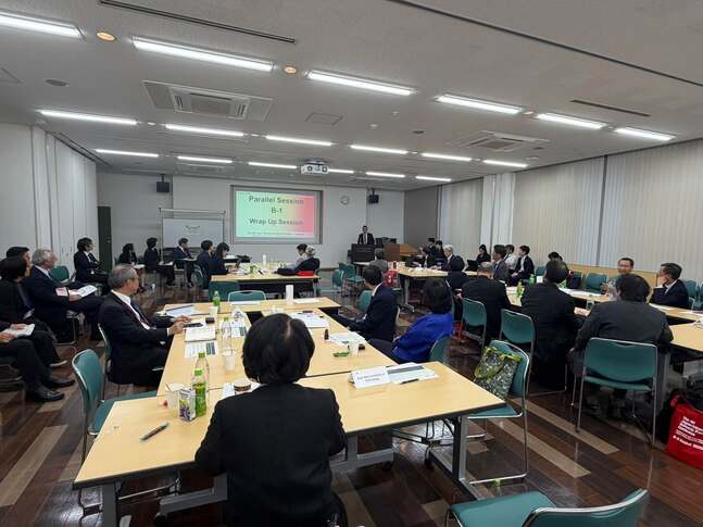 Đại học Công nghệ Đông Á tham dự Hội nghị Hiệu trưởng Việt Nam - Nhật Bản lần thứ tư, mở rộng cơ hội hợp tác quốc tế 2 TS Đinh Văn Thành trao đổi về những vấn đề liên quan đến chính sách, công nghệ, phát triển nguồn nhân lực và tăng cường liên kết giữa trường đại học với doanh nghiệp.